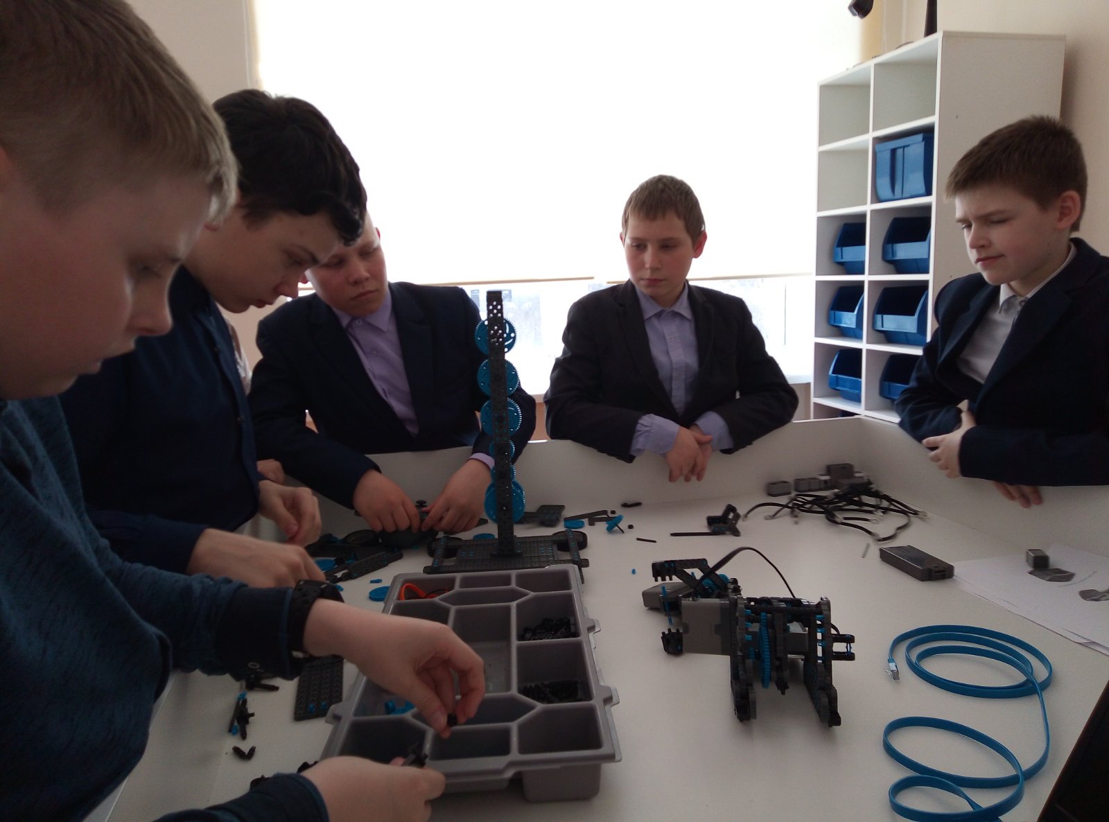 Сборка робота базовой модели VEX IQ.