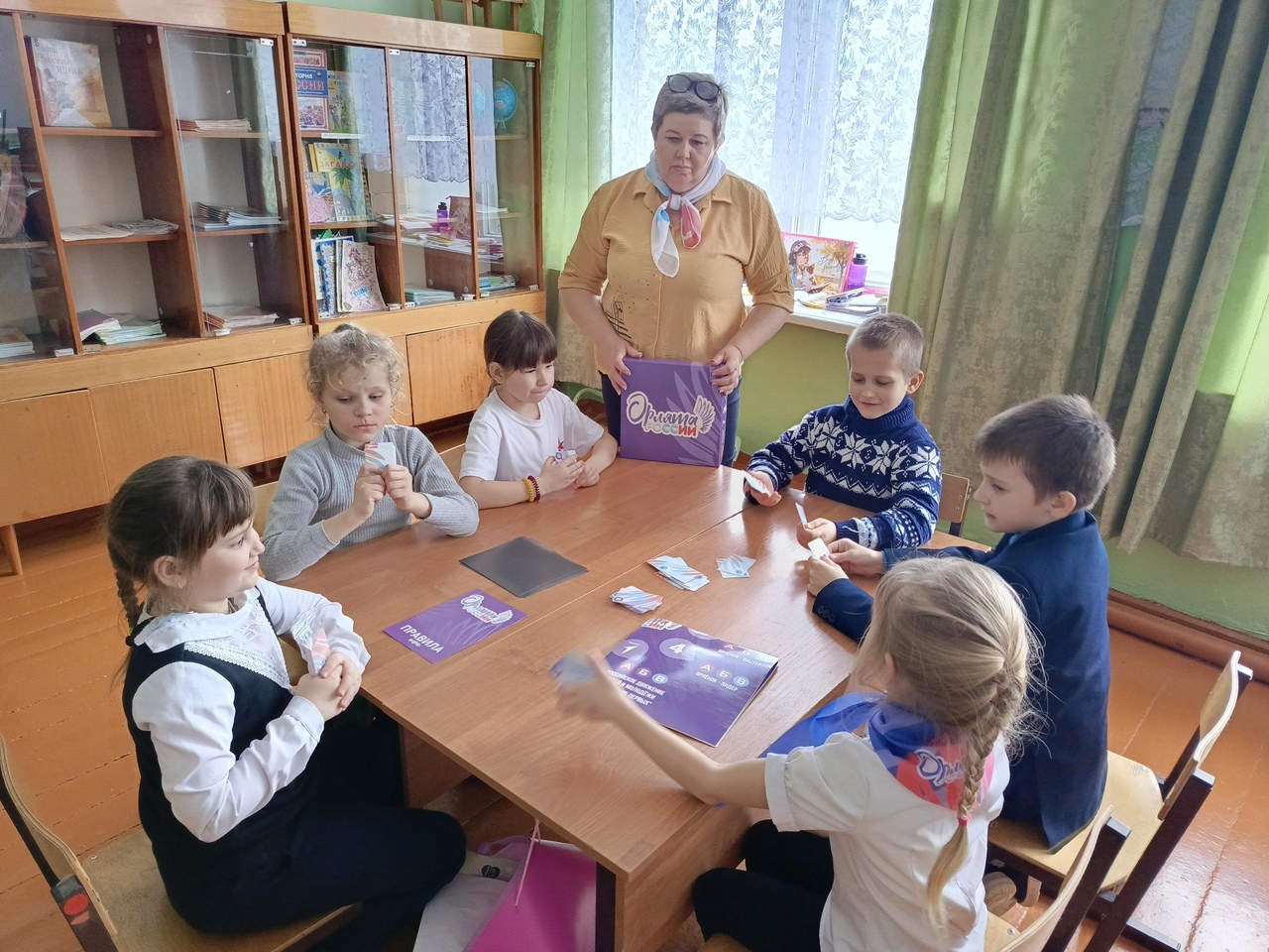 Играя в настольную игру «Орлята России».