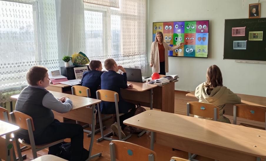 Занятие с элементами тренинга, направленное на развитие коммуникативных способностей личности.