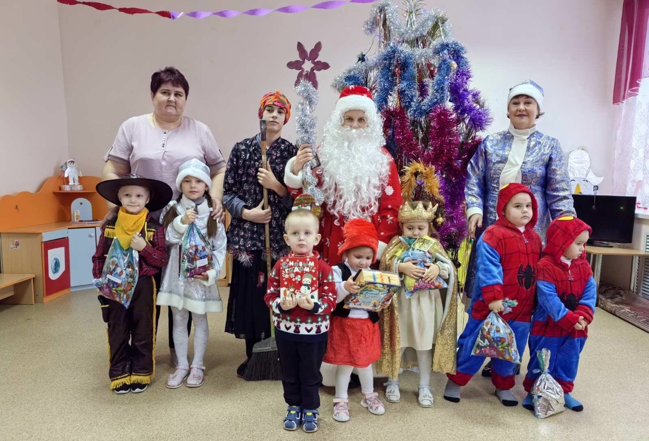 Новогодние забавы у ёлочки.