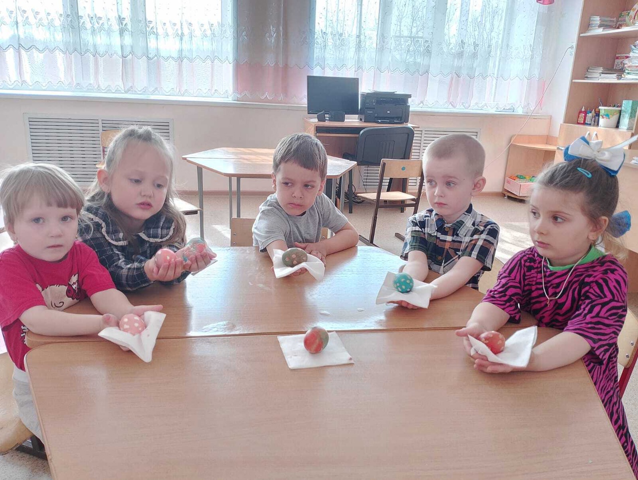 Мастер – класс по окрашиванию яиц к Пасхе.