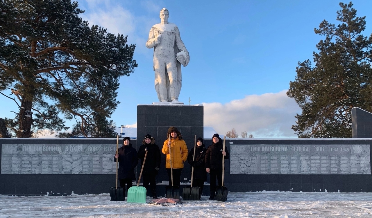 Уборка снега на территории памятника.