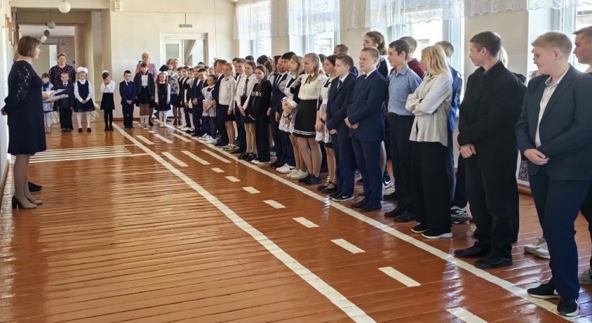 Торжественная линейка, посвященная окончанию учебного года.