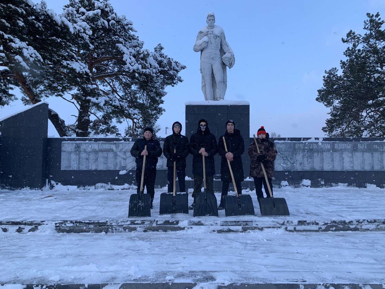 Очистка территории памятника от снега.