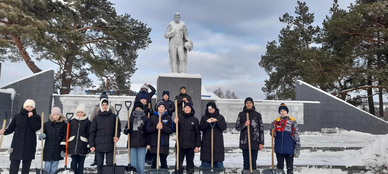 Уборка территории возле памятника.